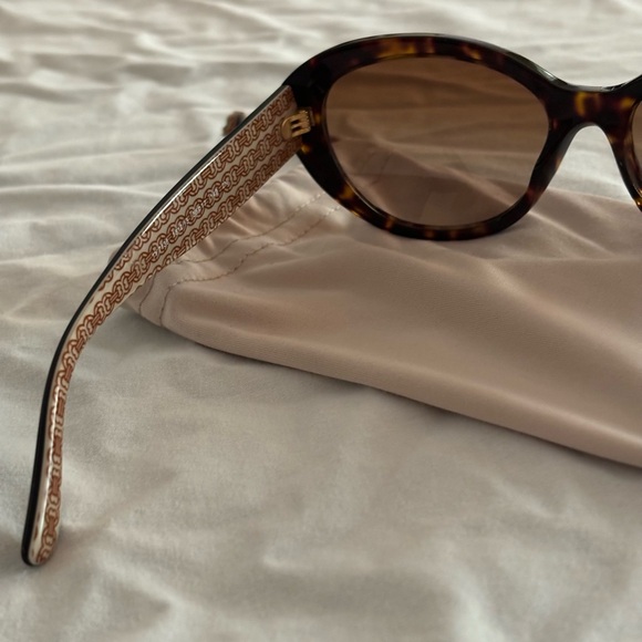 Tory Burch Sunglasses Tortoise - Picture 3 of 7